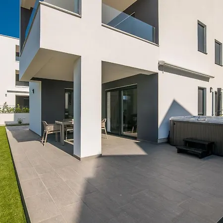 Manuela ニヴィーチェ